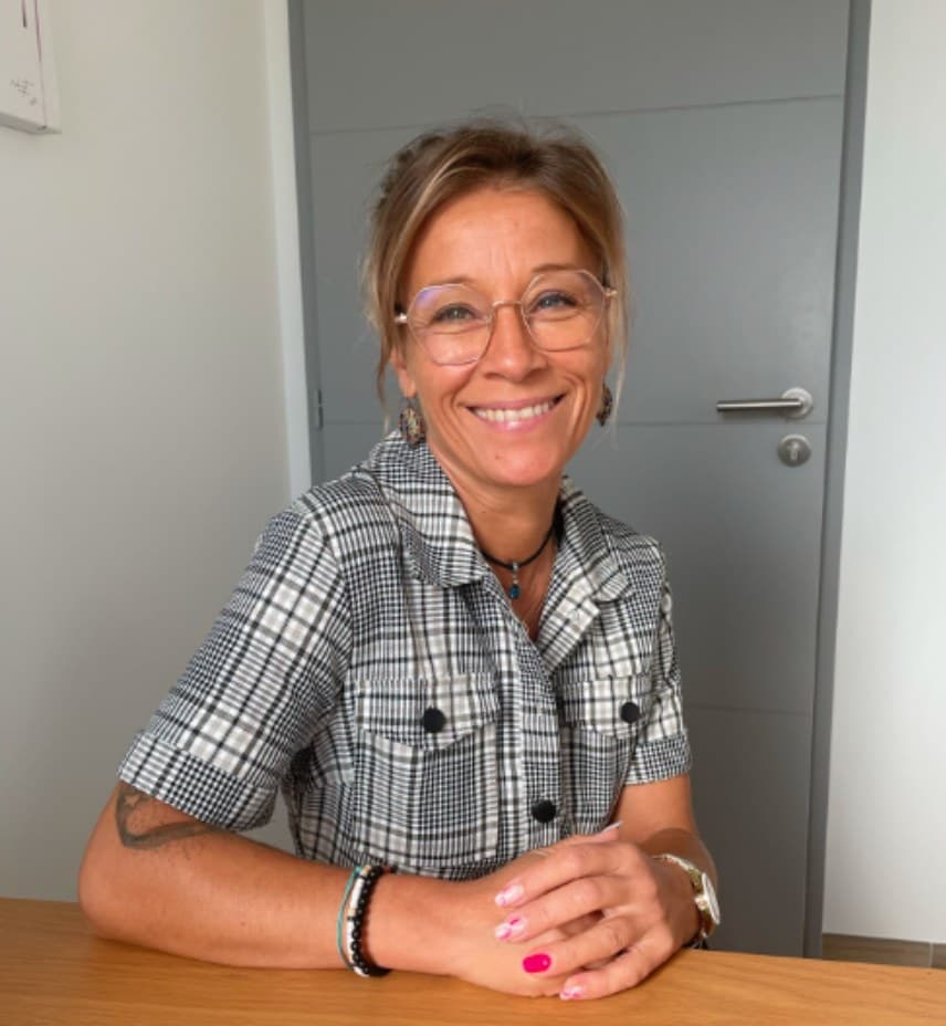 Magali Drougard, hypnothérapeute à Bouaye près de Nantes, souriante dans son cabinet